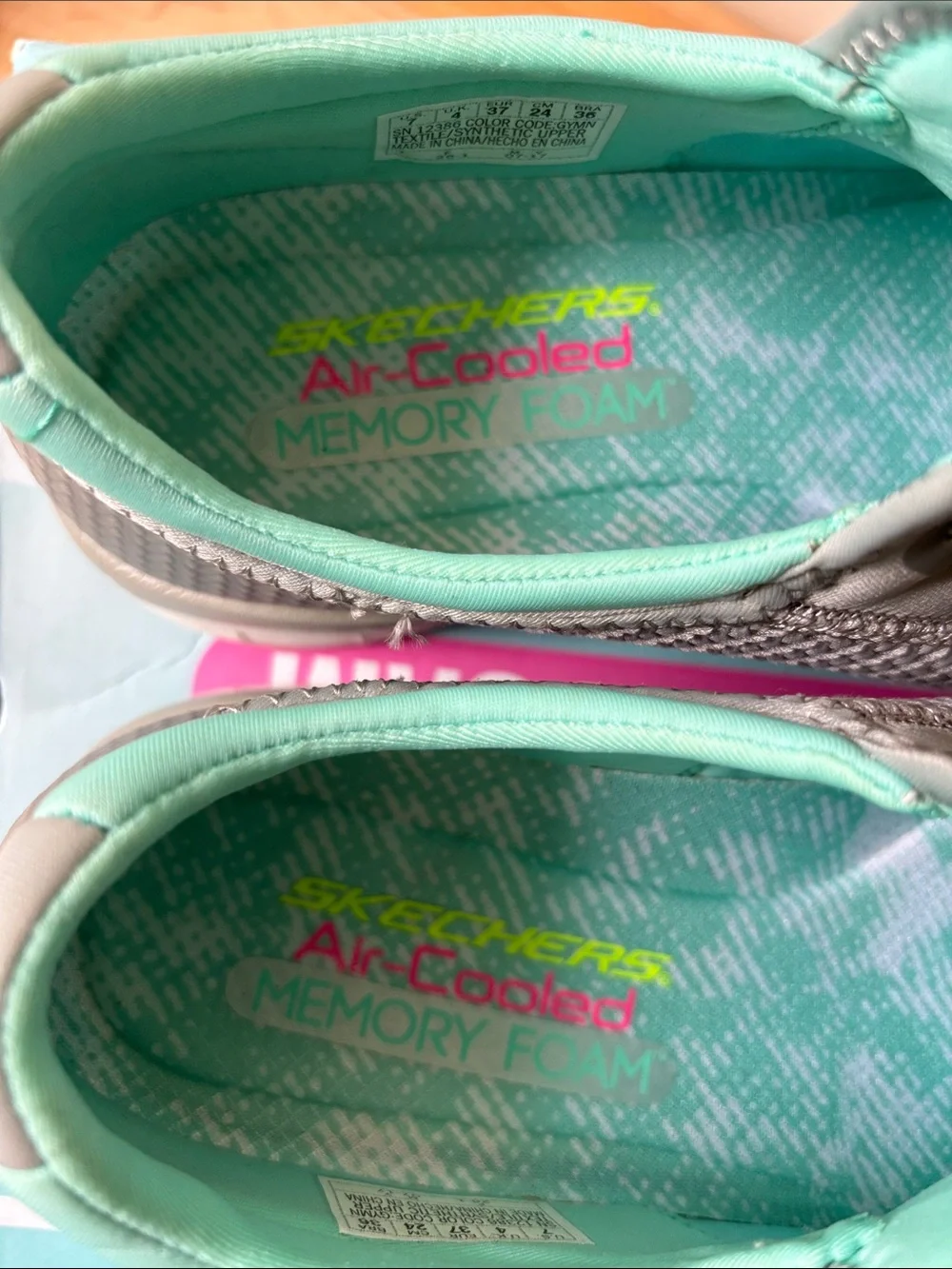 Skechers Synergy 2.0 in Grey with Turquoise Trim size 7